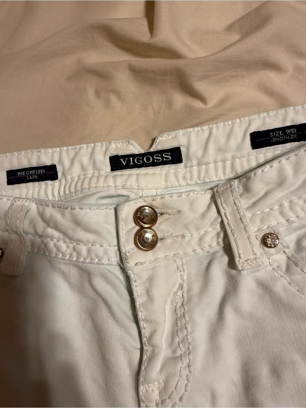 Vigoss Cream High-Waist Chelsea Jeans with Decorative Buttons